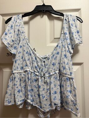 Arizona Jean Company White and Blue Floral Tie-Front Peplum blouse/crop top